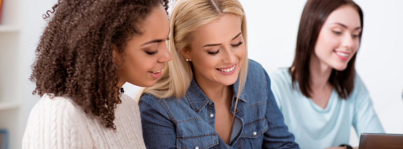 Header website Bildning, drie dames in gesprek.