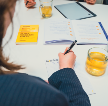 Schrijfblok, pen en een kop thee bij Bildning.