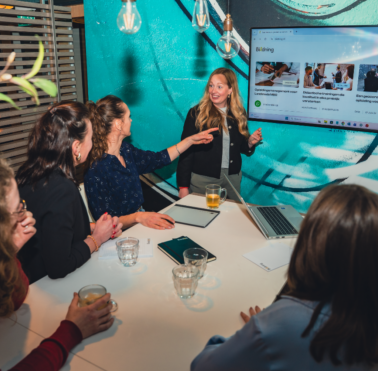 Vergadersetting met 5 collega's van Bildning.