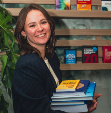 Vrouwelijke collega van Bildning met boeken.