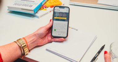 Telefoon met de website van Bildning erop.