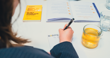 Schrijfblok, pen en een kop thee bij Bildning.