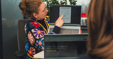 Vrouw laat iets zien op een laptop.