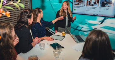 Vergadersetting met 5 collega's van Bildning.