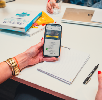 Telefoon met de website van Bildning erop.