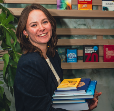 Vrouwelijke collega van Bildning met boeken.