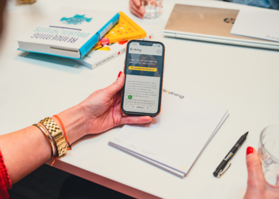 Telefoon met de website van Bildning erop.