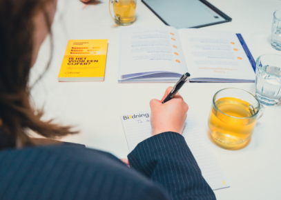 Schrijfblok, pen en een kop thee bij Bildning.