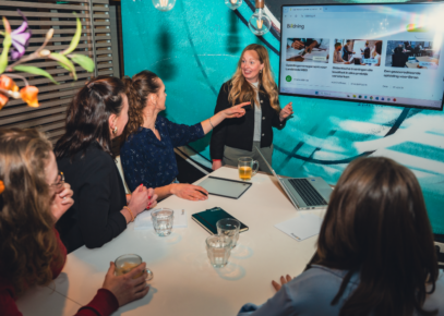 Vergadersetting met 5 collega's van Bildning.