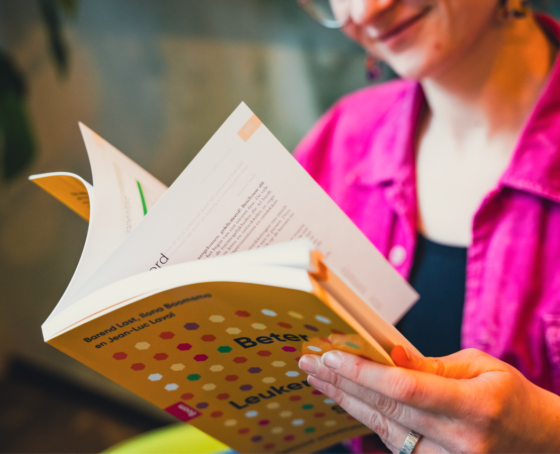 Collega Bildning met een leren en ontwikkel boek.