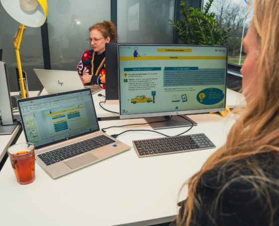 De onboarding van Bildning zichtbaar op een computer met twee vrouwen.