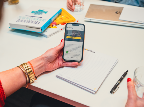 Telefoon met de website van Bildning erop.