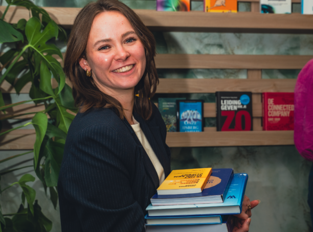 Vrouwelijke collega van Bildning met boeken.