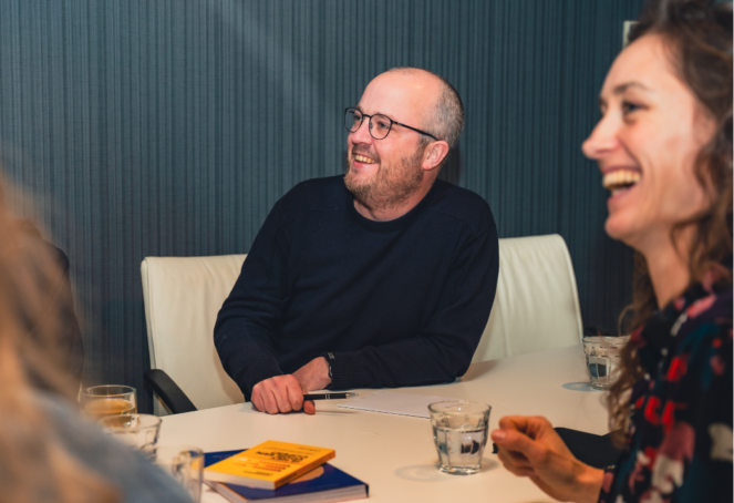 Man en een vrouw luisteren naar een uitleg.