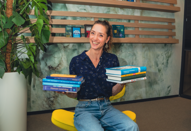 collega bij Bildning met leren en ontwikkel boeken.