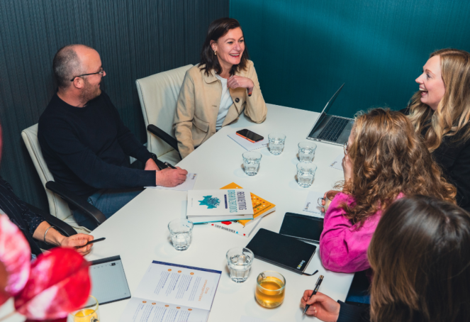 Vergadersetting met de collega's van Bildning.