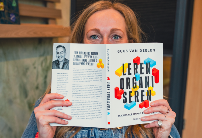 Bildning afbeelding, vrouw met boek over leren organiseren.