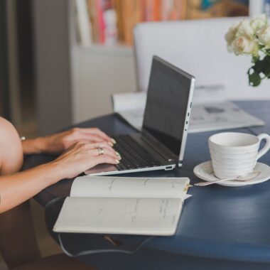 Laptop handen vrouw