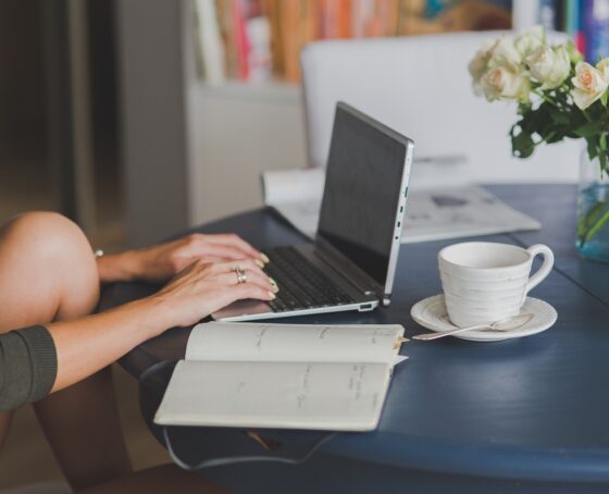 Laptop handen vrouw